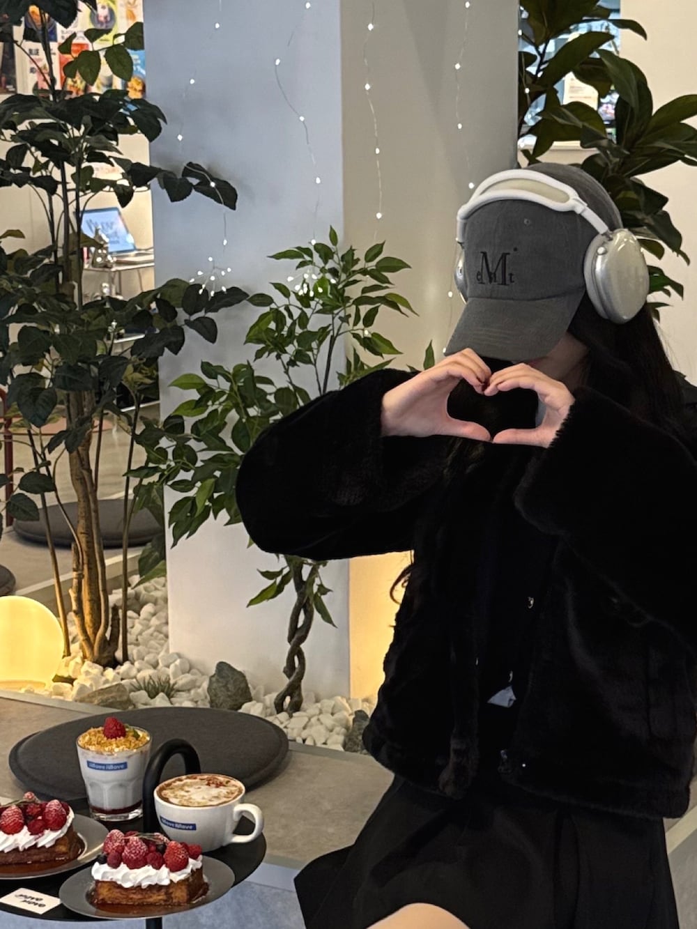 「冬アウター、モノトーンコーデ、カフェ、adidas、冬、高身長女子、ブーツスタイル、ブラック」｜「adidas Originalsの【adidas Originals/アディダス オリジナルズ】adidas Originals/R.Y.V. ジャケット/エコファージャケットフード付き/GD3965（ブルゾン、ブラック系）」を使った、mimini2さん（骨格ストレート・レディース・170cm）の冬コーディネートの3枚目の写真