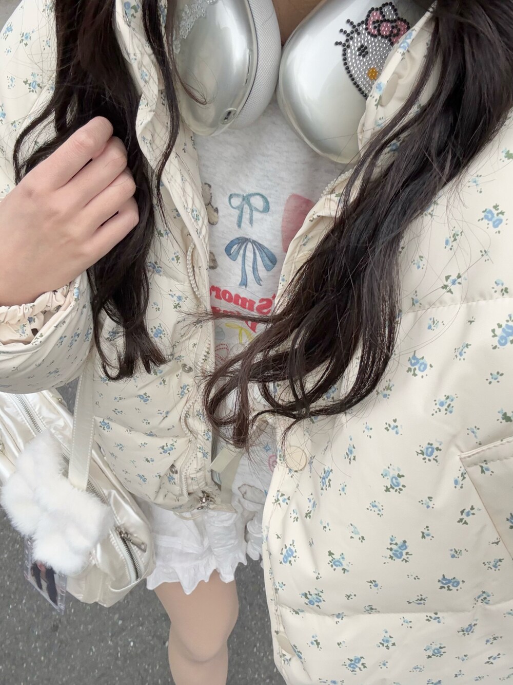 「今日のコーデ、ootd、リボン、韓国っぽ、スカートコーデ、おしゃれさんと繋がりたい、カフェ、WEARタイアップ」｜「sollonのflower short down jacket（ジャケット/アウター、ホワイト系）」を使った、mimini2さん（骨格ストレート・レディース・170cm）の冬コーディネートの3枚目の写真