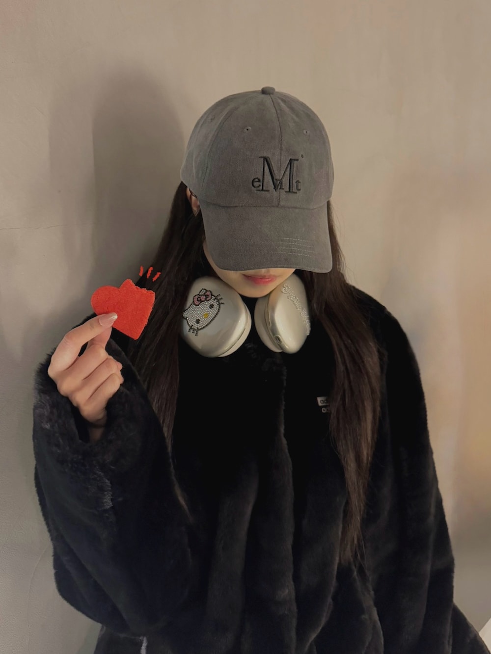 「お出かけコーデ、ジャケット/アウター、韓国ファッション、高身長女子、冬、adidas、adidas originals、アディダス、カフェコーデ、モノトーン、モノトーンコーデ、WEARタイアップ」｜「MUCENTのSignature ball cap (dying gray denim)（キャップ、グレー系）」を使った、mimini2さん（骨格ストレート・レディース・170cm）の冬コーディネートの2枚目の写真