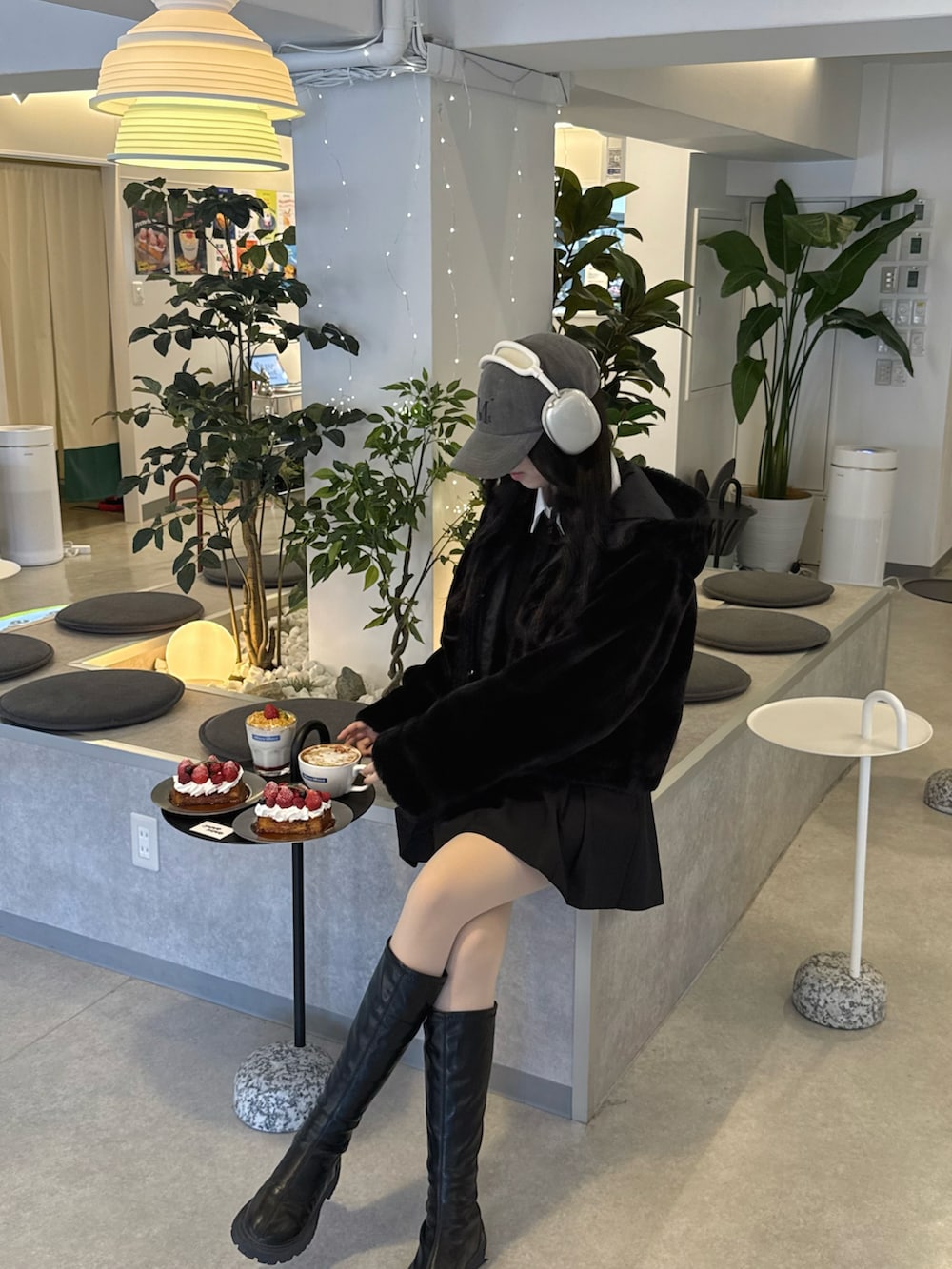 「冬アウター、モノトーンコーデ、カフェ、adidas、冬、高身長女子、ブーツスタイル、ブラック」｜「adidas Originalsの【adidas Originals/アディダス オリジナルズ】adidas Originals/R.Y.V. ジャケット/エコファージャケットフード付き/GD3965（ブルゾン、ブラック系）」を使った、mimini2さん（骨格ストレート・レディース・170cm）の冬コーディネートの2枚目の写真