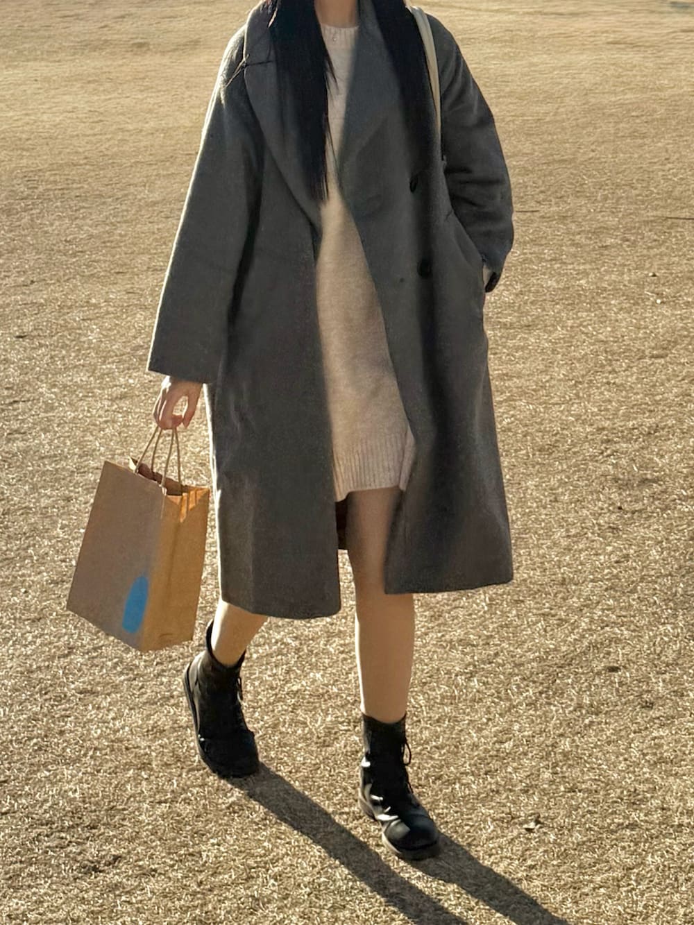 「冬コーデ、ロングコート、グレー、大人かわいい、休日スタイル、韓国ファッション、公園、ニットワンピース、グレーコーデ、WEARタイアップ」｜「&. NOSTALGIAのウール混ビッグカラーチェスターコート（チェスターコート、グレー系）」を使った、mimini2さん（骨格ストレート・レディース・170cm）の冬コーディネートの2枚目の写真