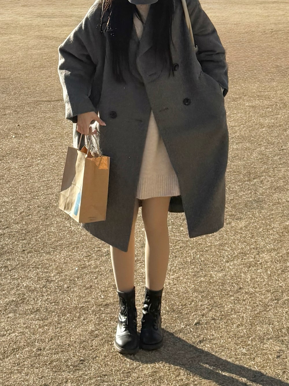「冬コーデ、ロングコート、グレー、大人かわいい、休日スタイル、韓国ファッション、公園、ニットワンピース、グレーコーデ、WEARタイアップ」｜「&. NOSTALGIAのウール混ビッグカラーチェスターコート（チェスターコート、グレー系）」を使った、mimini2さん（骨格ストレート・レディース・170cm）の冬コーディネートの3枚目の写真