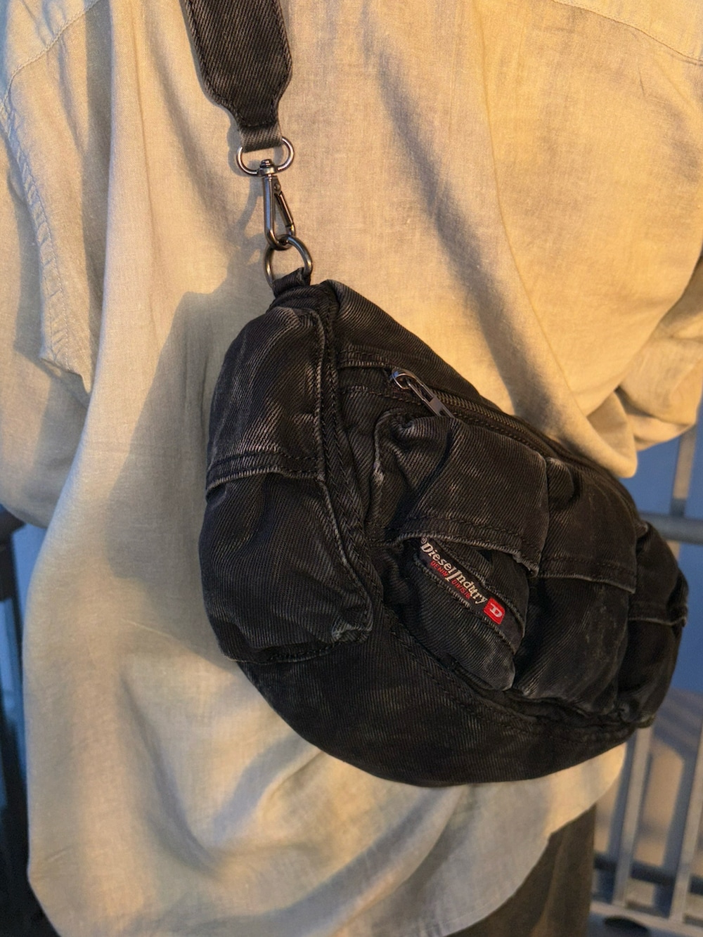 ベージュ系のシャツ/ブラウス、ブラウン系のデニムパンツ、ブラック系のモカシン/デッキシューズを着用したメンズの春コーディネートの3枚目の写真