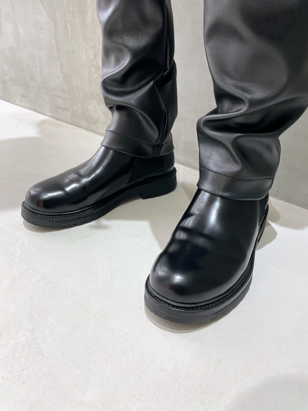 ブラック系のライダースジャケット、ブラック系のニット/セーター、ブラック系のその他パンツを着用したメンズの冬コーディネートの3枚目の写真