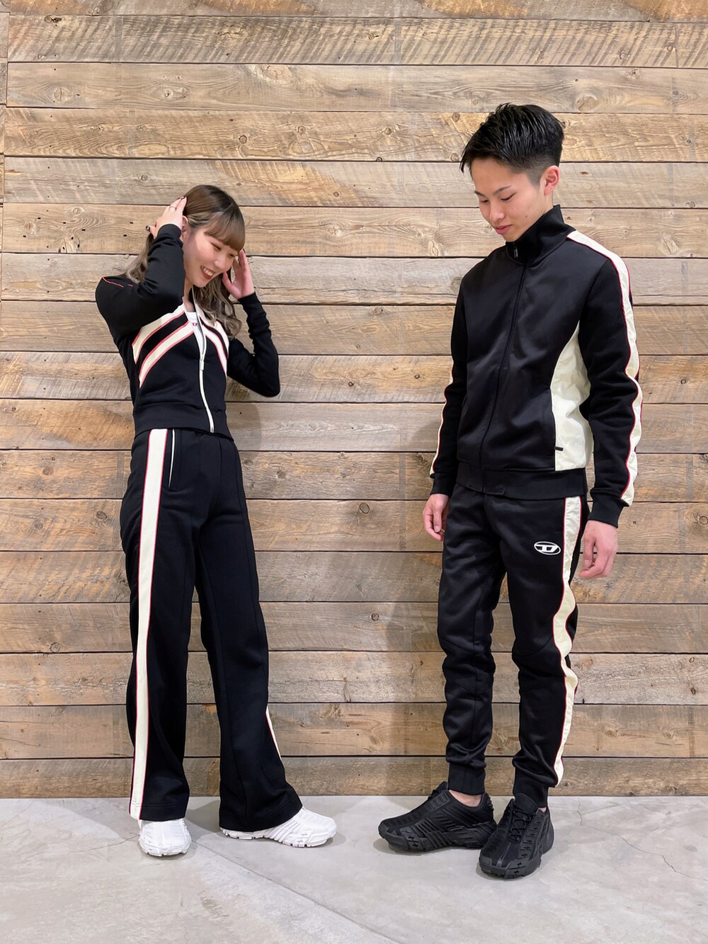 ブラック系のスウェット、ブラック系のその他パンツ、ブラック系のスニーカーを着用したメンズの春コーディネートの2枚目の写真