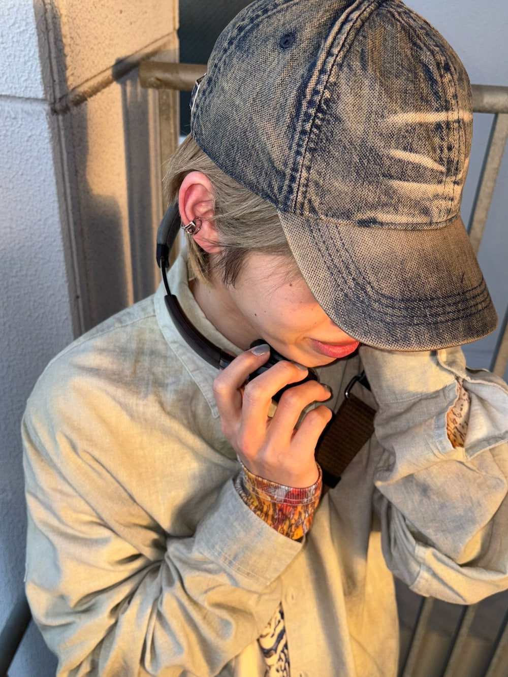 ベージュ系のシャツ/ブラウス、ブラウン系のデニムパンツ、ブラック系のモカシン/デッキシューズを着用したメンズの春コーディネートの2枚目の写真