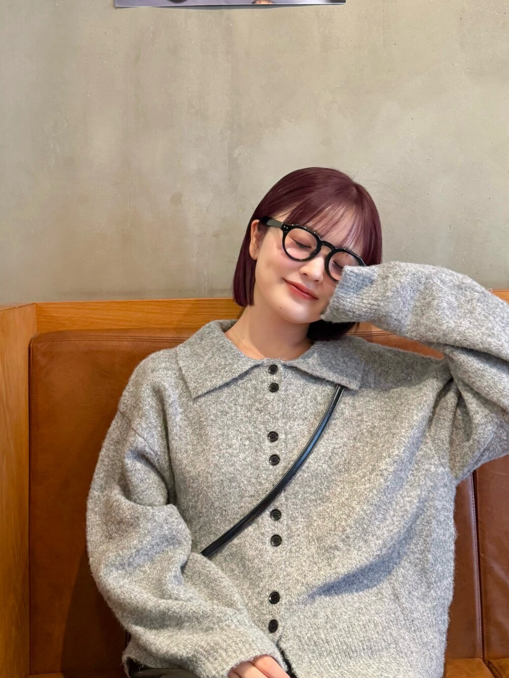 グレー系のニット/セーター、ブラック系のメガネを着用したレディースの秋コーディネートの2枚目の写真