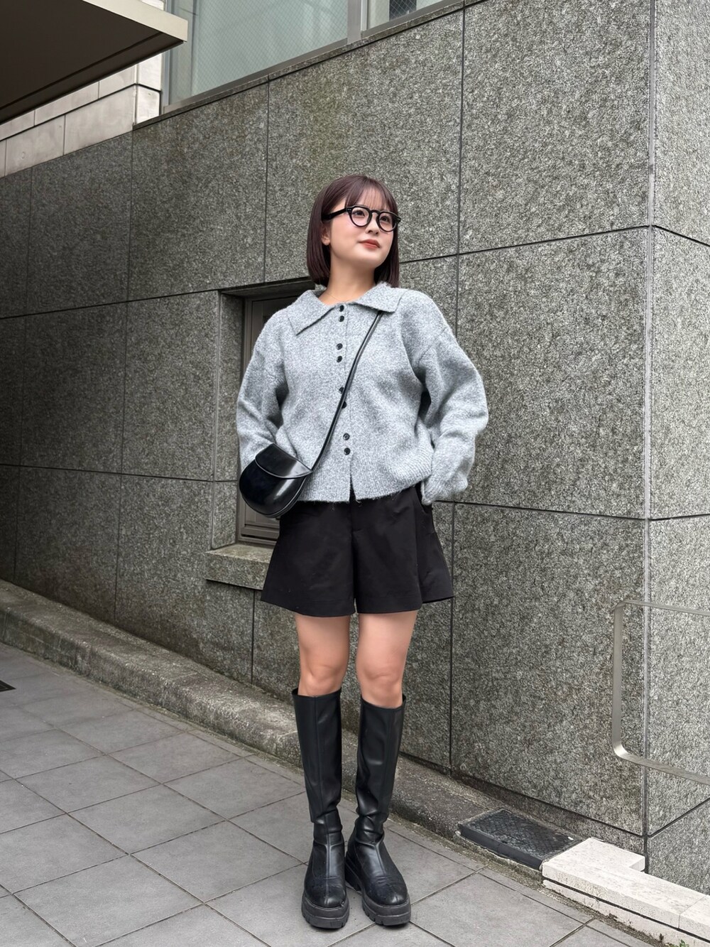 グレー系のニット/セーター、ブラック系のメガネを着用したレディースの秋コーディネートの4枚目の写真