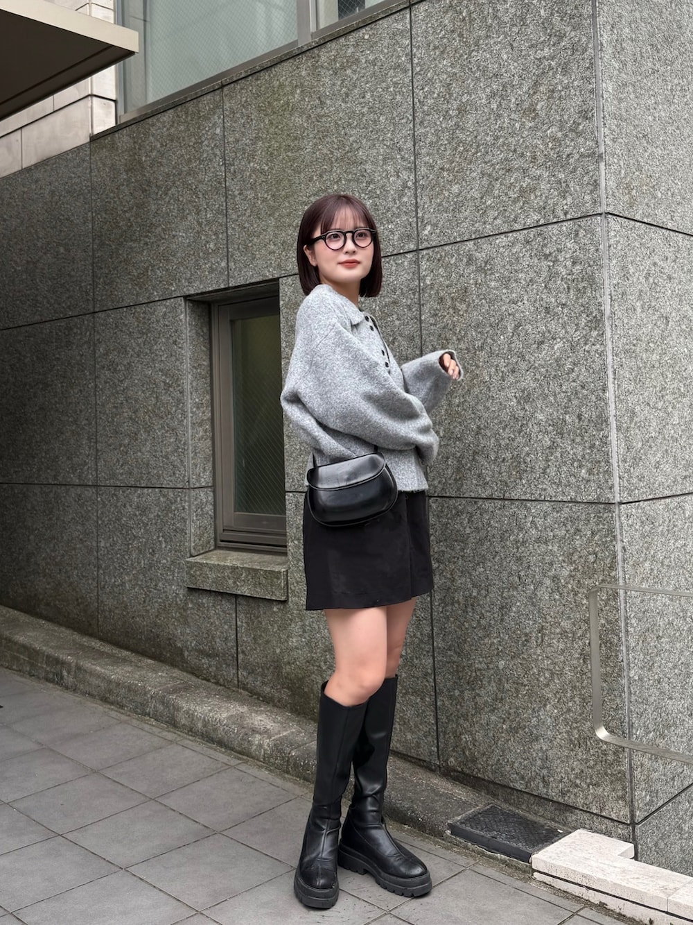 グレー系のニット/セーター、ブラック系のメガネを着用したレディースの秋コーディネートの3枚目の写真