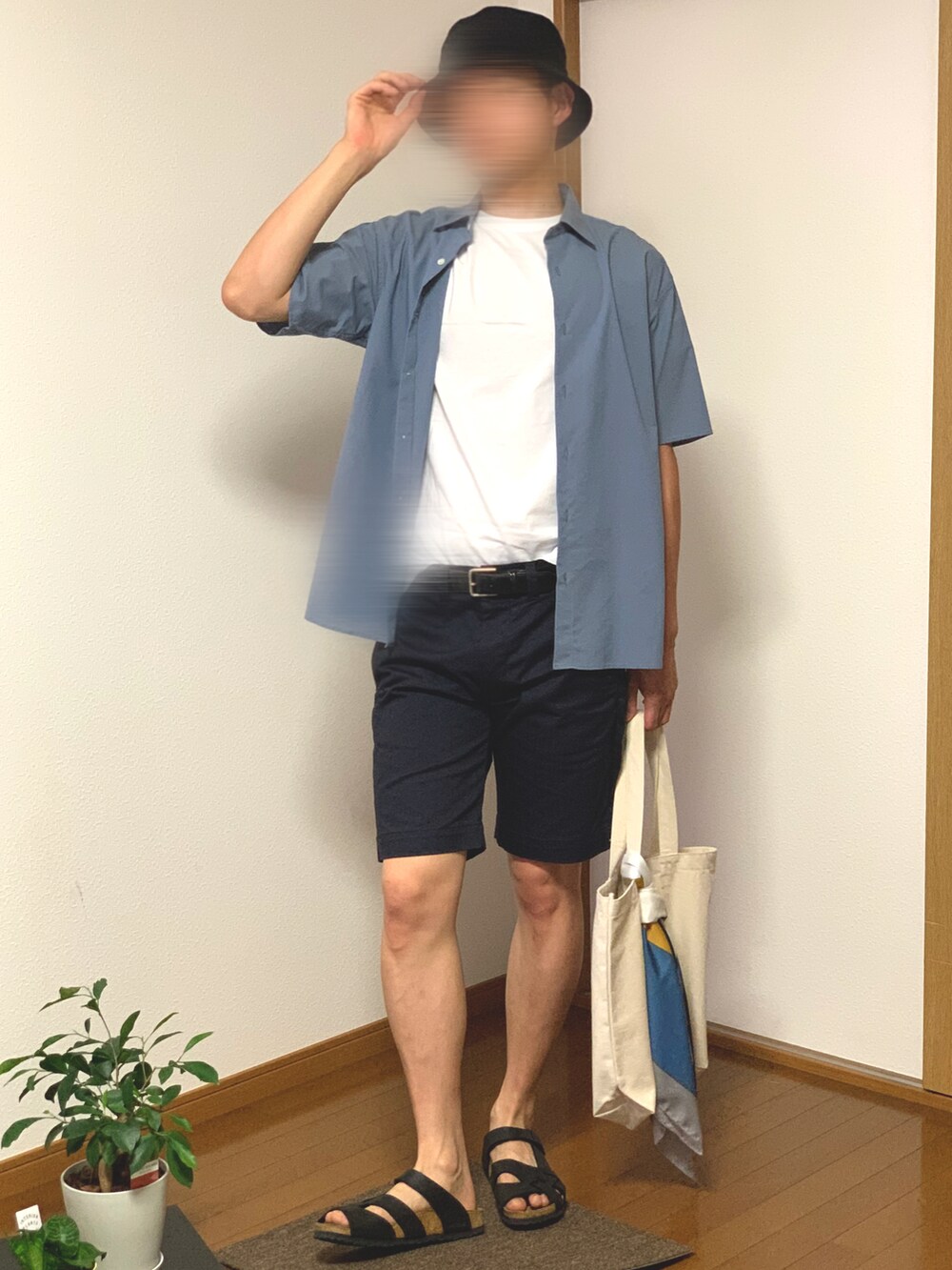 ブラック系のサンダル、ベージュ系のトートバッグ、ブルー系のシャツ/ブラウスを着用したメンズの夏コーディネートの3枚目の写真