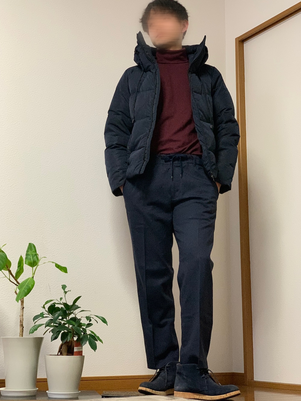 ブルー系のスラックス、ブルー系のブーツ、レッド系のTシャツ/カットソーを着用したメンズの冬コーディネートの2枚目の写真