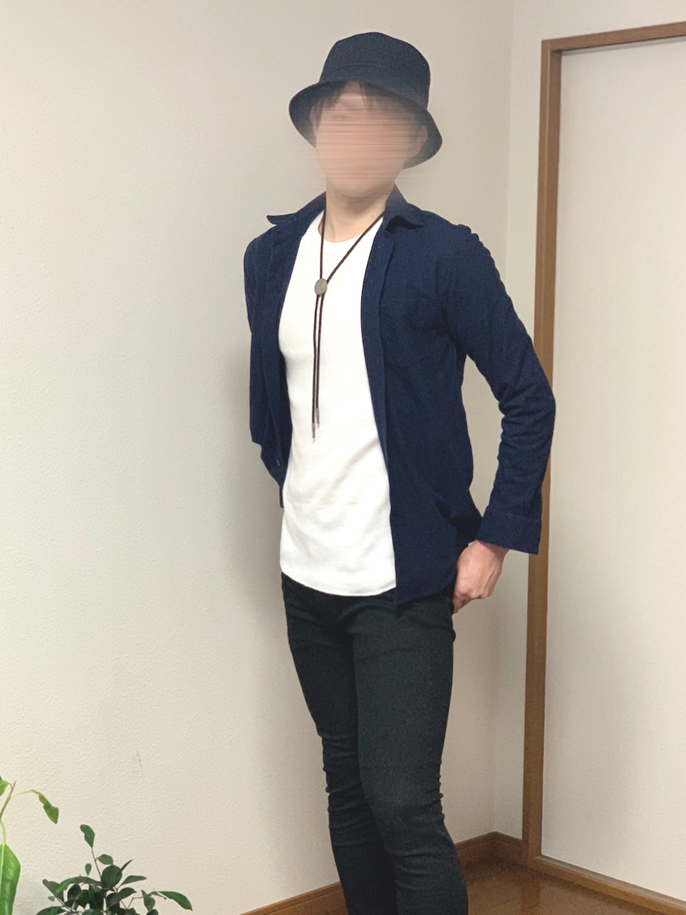 ブラック系のドレスシューズ、ブラック系のデニムパンツ、ブルー系のシャツ/ブラウスを着用したメンズの春コーディネートの3枚目の写真