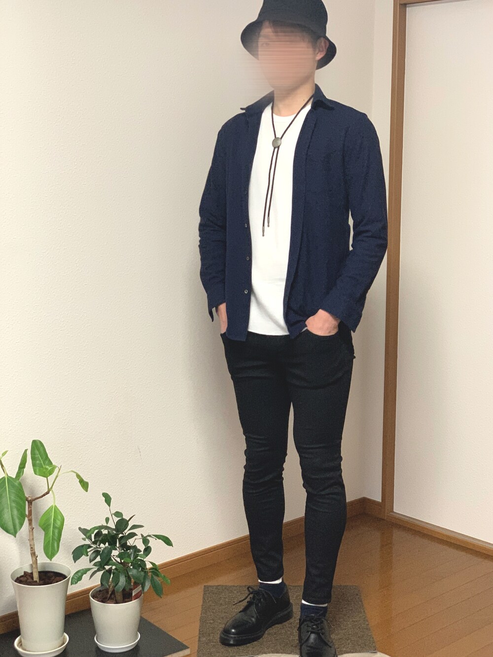 ブラック系のドレスシューズ、ブラック系のデニムパンツ、ブルー系のシャツ/ブラウスを着用したメンズの春コーディネートの2枚目の写真
