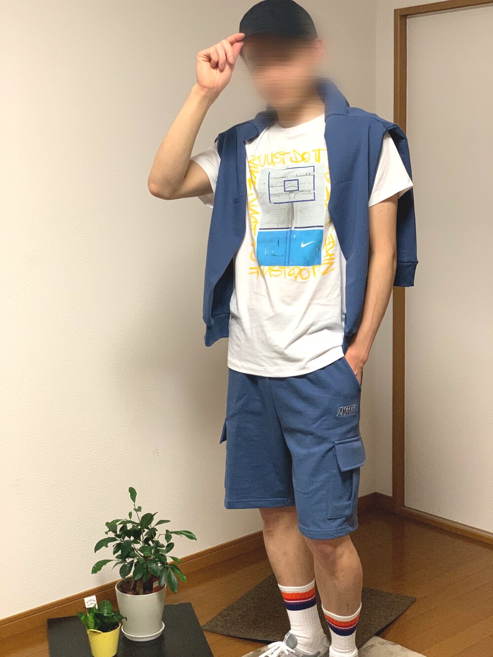 グレー系のスニーカー、ブルー系のその他パンツ、ホワイト系のTシャツ/カットソーを着用したメンズの春コーディネートの3枚目の写真