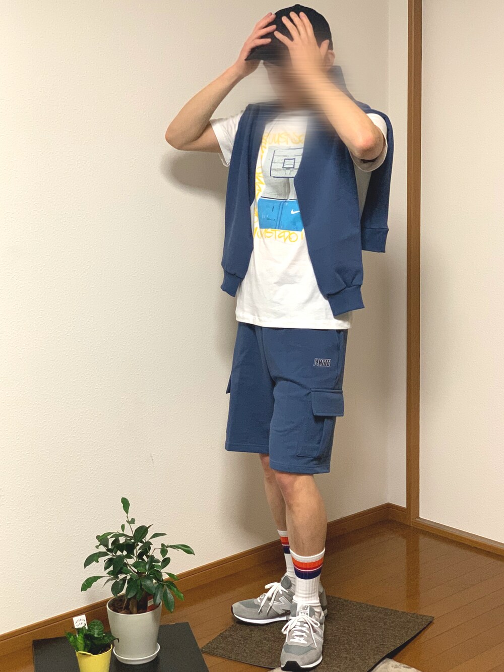 グレー系のスニーカー、ブルー系のその他パンツ、ホワイト系のTシャツ/カットソーを着用したメンズの春コーディネートの2枚目の写真