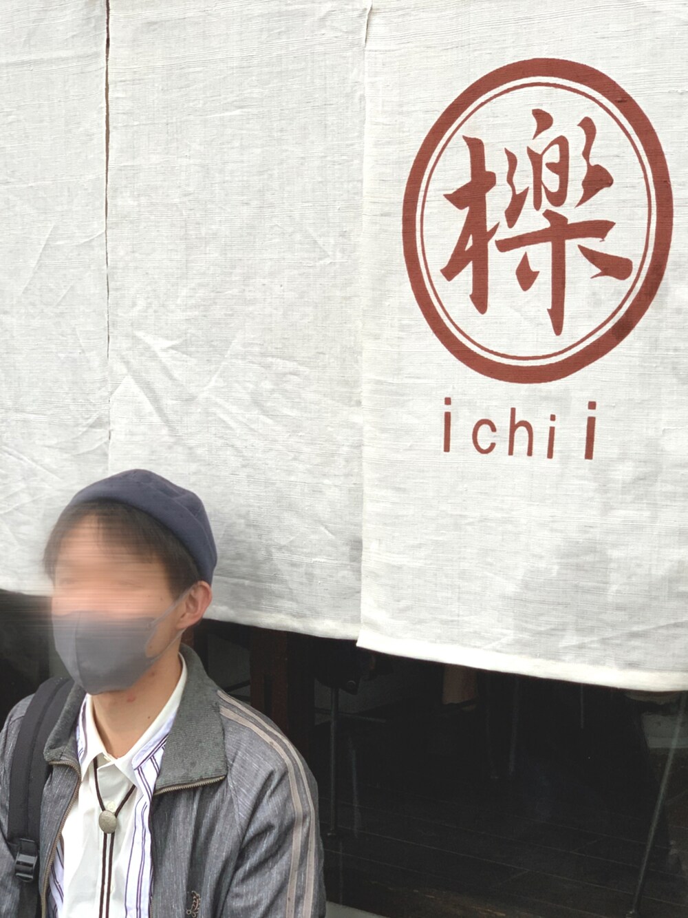 ブラック系のスニーカー、ブルー系のデニムパンツ、グレー系のブルゾンを着用したメンズの秋コーディネートの4枚目の写真