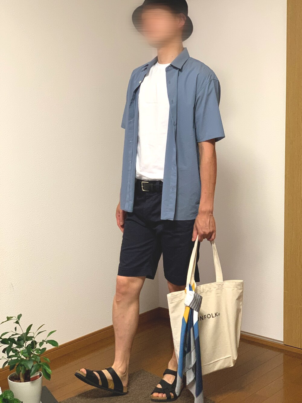 ブラック系のサンダル、ベージュ系のトートバッグ、ブルー系のシャツ/ブラウスを着用したメンズの夏コーディネートの2枚目の写真