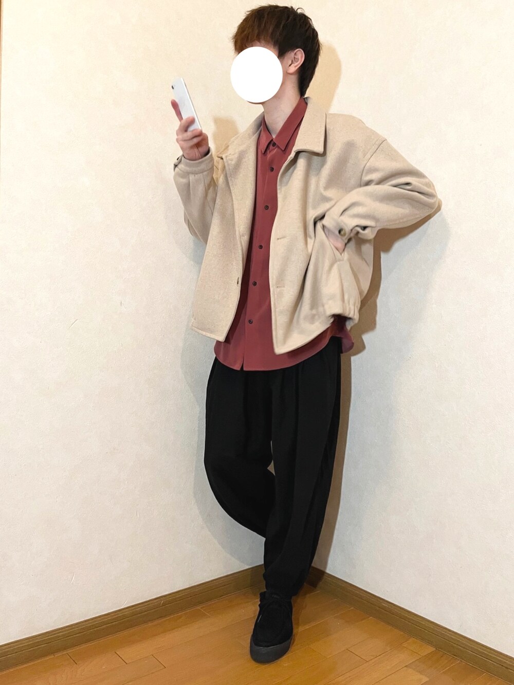ブラック系のその他パンツ、ピンク系のシャツ/ブラウス、ベージュ系のブルゾンを着用したメンズの冬コーディネートの2枚目の写真