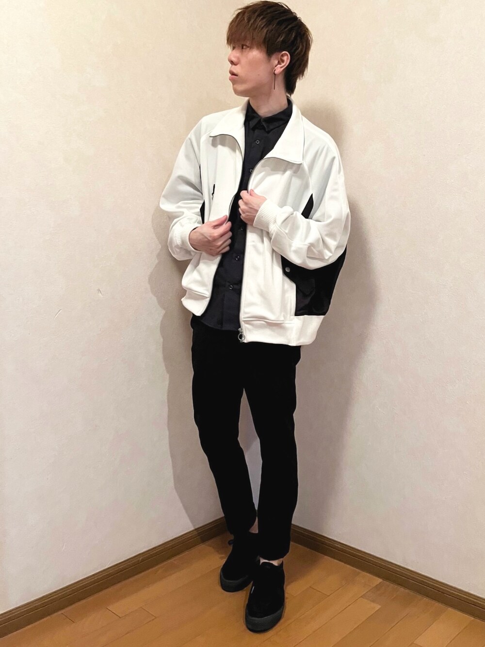 ホワイト系のブルゾン、ブルー系のシャツ/ブラウス、ブラック系のモカシン/デッキシューズを着用したメンズの秋コーディネートの2枚目の写真