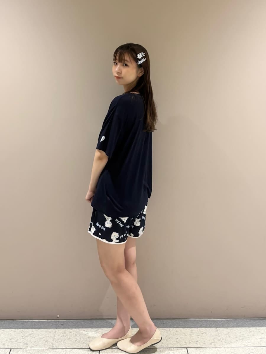 ブルー系のルームウェア/パジャマ、その他のヘアピンを着用したレディースの夏コーディネートの3枚目の写真