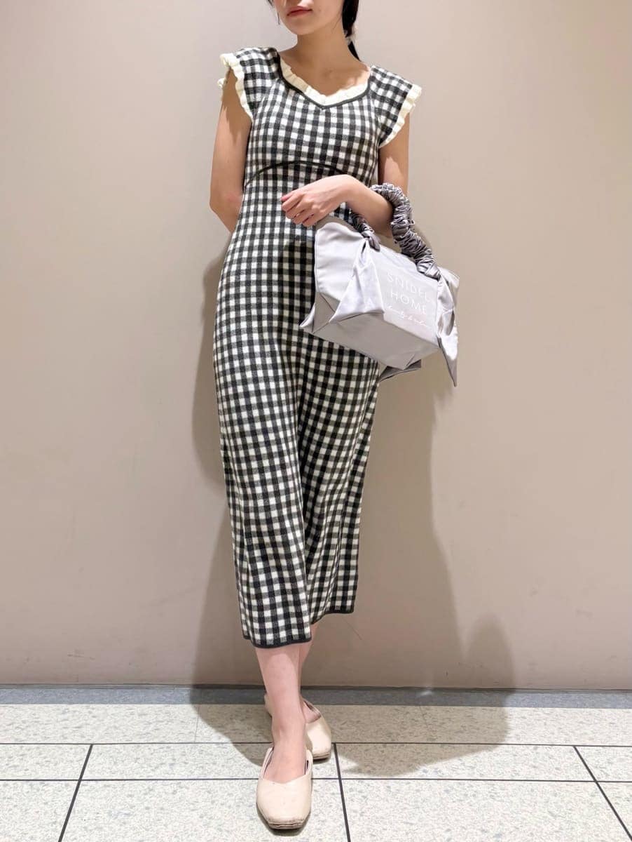 グレー系のトートバッグ、ブラック系のルームウェア/パジャマを着用したレディースの春コーディネートの3枚目の写真