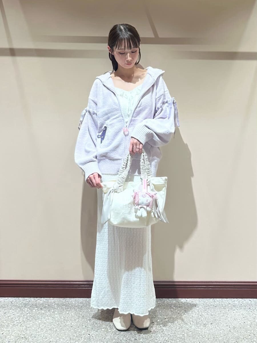 ベージュ系のトートバッグ、ホワイト系のルームウェア/パジャマ、ピンク系のバレッタ/ヘアクリップを着用したレディースの夏コーディネートの3枚目の写真