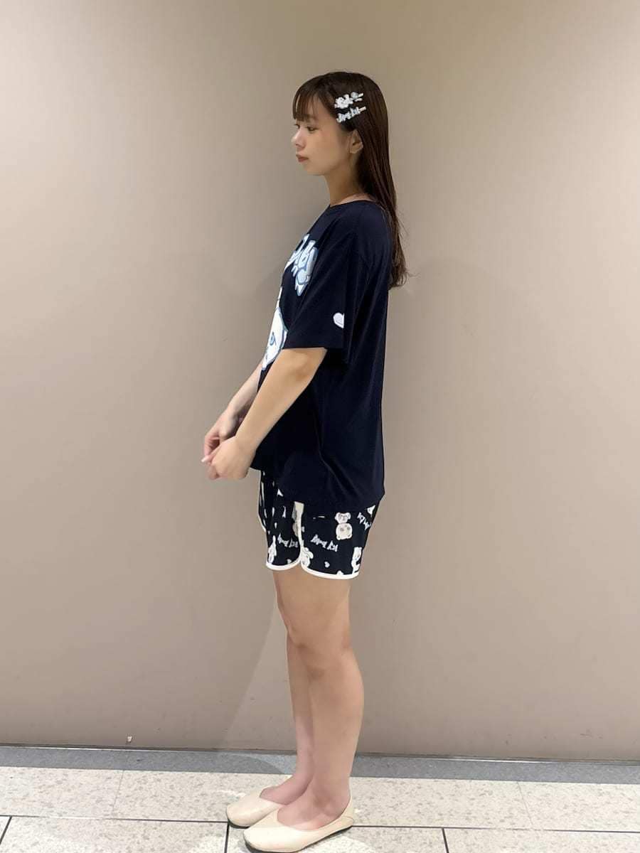 ブルー系のルームウェア/パジャマ、その他のヘアピンを着用したレディースの夏コーディネートの5枚目の写真