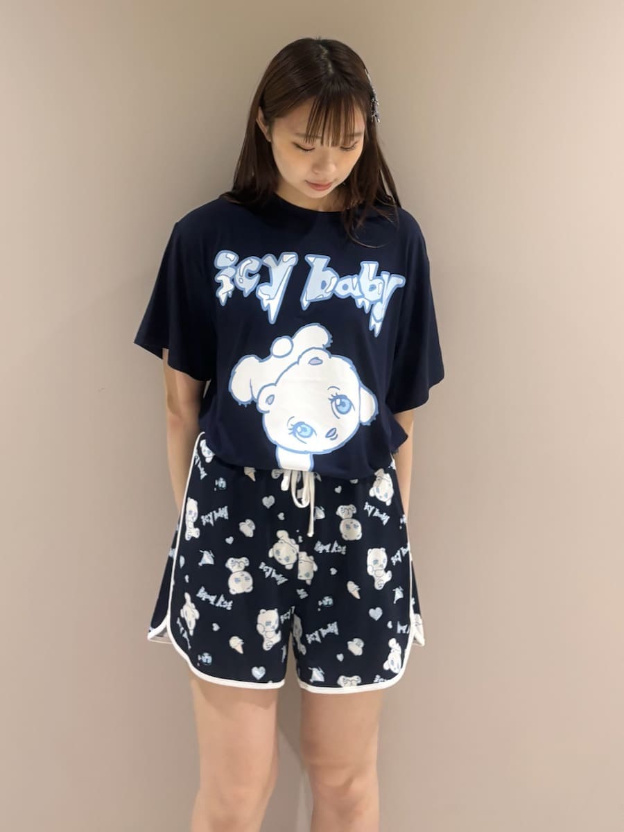 ブルー系のルームウェア/パジャマ、その他のヘアピンを着用したレディースの夏コーディネートの2枚目の写真