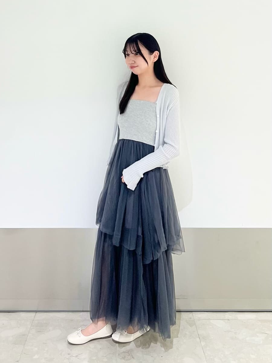 ブルー系のルームウェア/パジャマ、グレー系のルームウェア/パジャマを着用したレディースの夏コーディネートの6枚目の写真