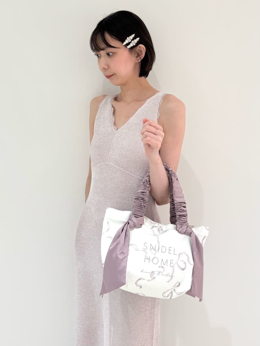 ピンク系のトートバッグ、ピンク系のルームウェア/パジャマ、ピンク系のルームウェア/パジャマを着用したレディースの夏コーディネートの7枚目の写真
