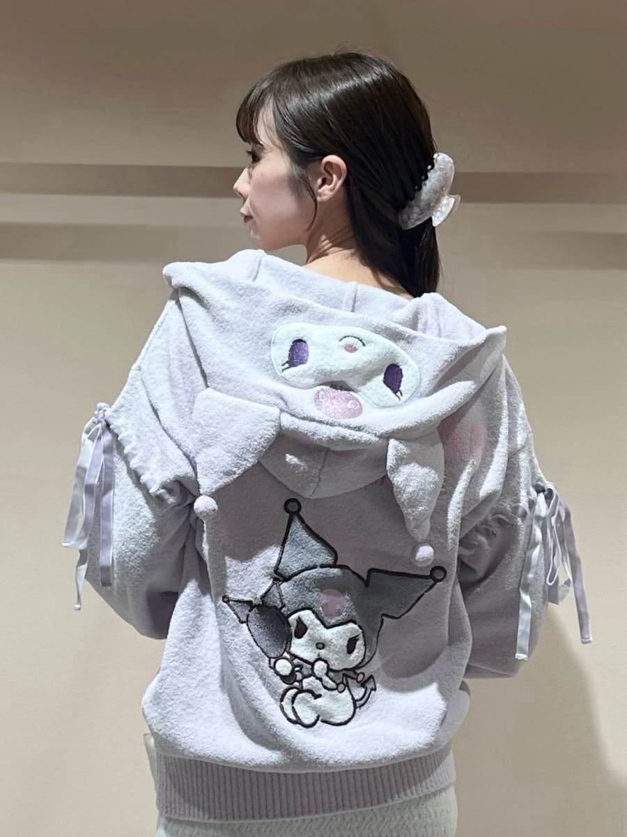 ベージュ系のトートバッグ、ホワイト系のルームウェア/パジャマ、ピンク系のバレッタ/ヘアクリップを着用したレディースの夏コーディネートの5枚目の写真