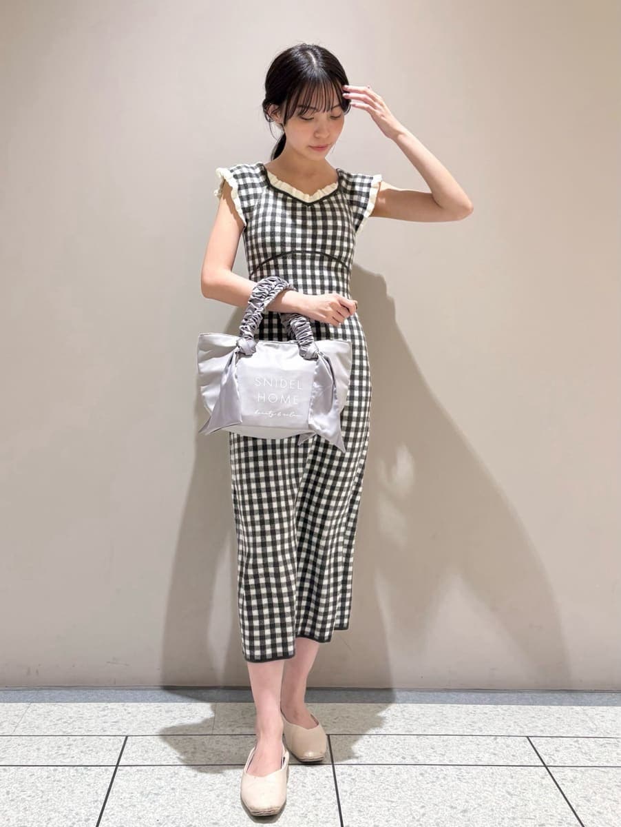 グレー系のトートバッグ、ブラック系のルームウェア/パジャマを着用したレディースの春コーディネートの2枚目の写真