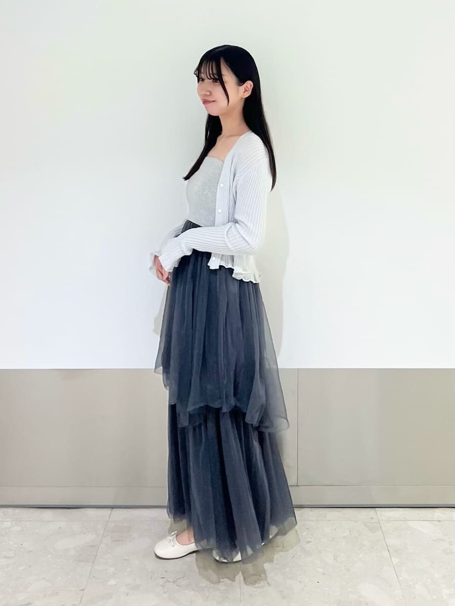 ブルー系のルームウェア/パジャマ、グレー系のルームウェア/パジャマを着用したレディースの夏コーディネートの4枚目の写真