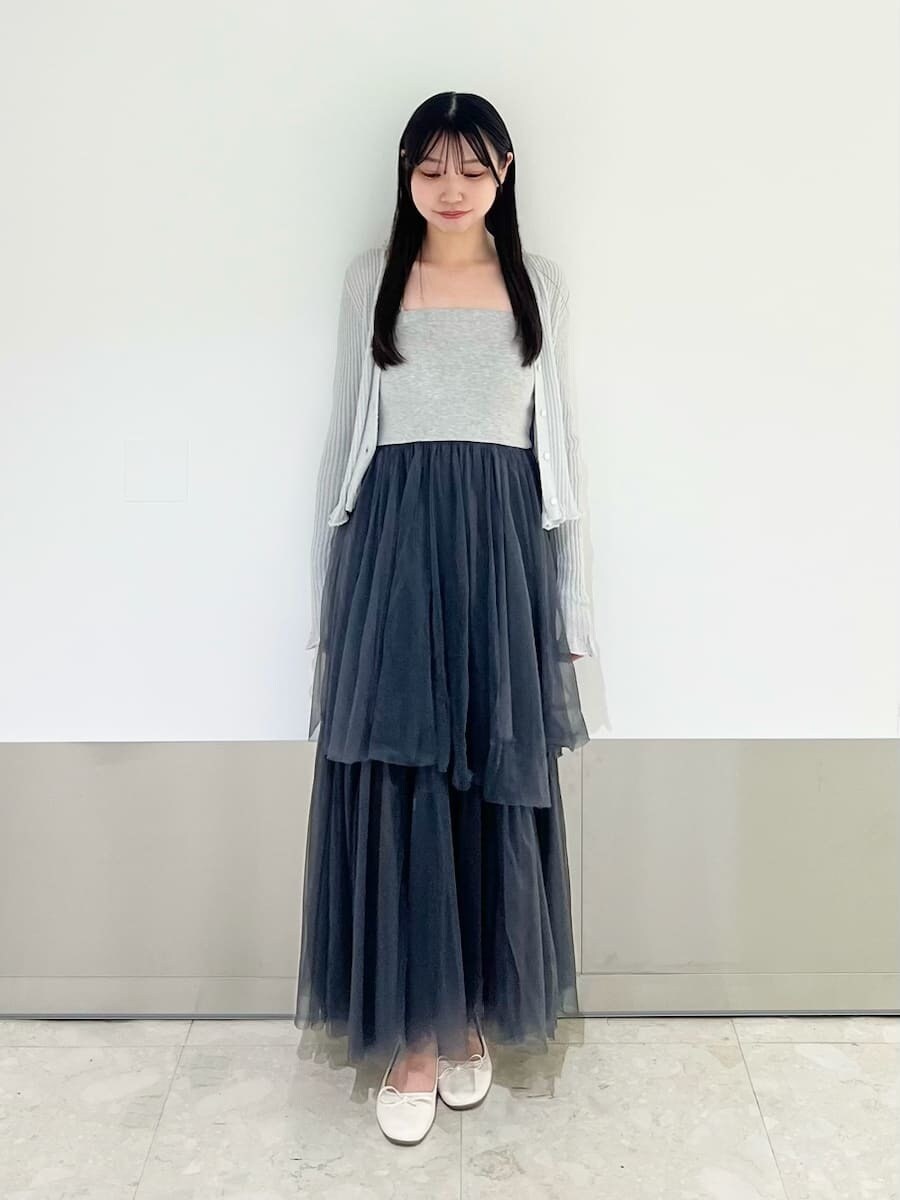ブルー系のルームウェア/パジャマ、グレー系のルームウェア/パジャマを着用したレディースの夏コーディネートの2枚目の写真
