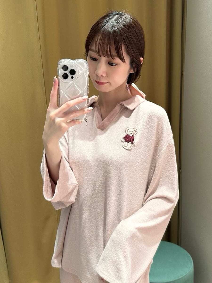 ピンク系のルームウェア/パジャマ、ピンク系のシュシュを着用したレディースの秋コーディネートの2枚目の写真
