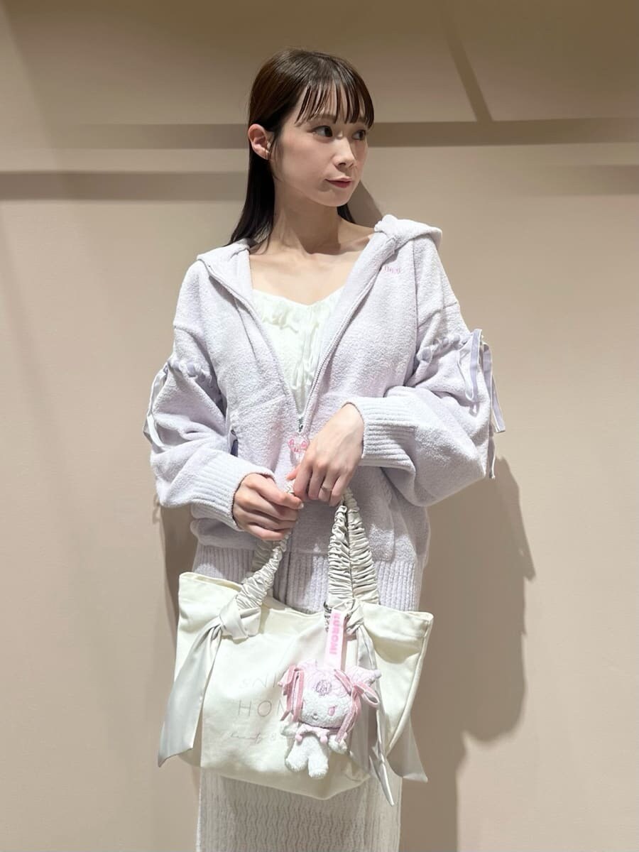 ベージュ系のトートバッグ、ホワイト系のルームウェア/パジャマ、ピンク系のバレッタ/ヘアクリップを着用したレディースの夏コーディネートの4枚目の写真