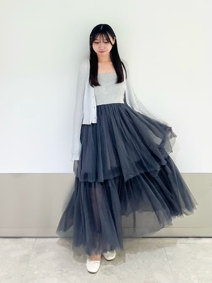 ブルー系のルームウェア/パジャマ、グレー系のルームウェア/パジャマを着用したレディースの夏コーディネートの5枚目の写真