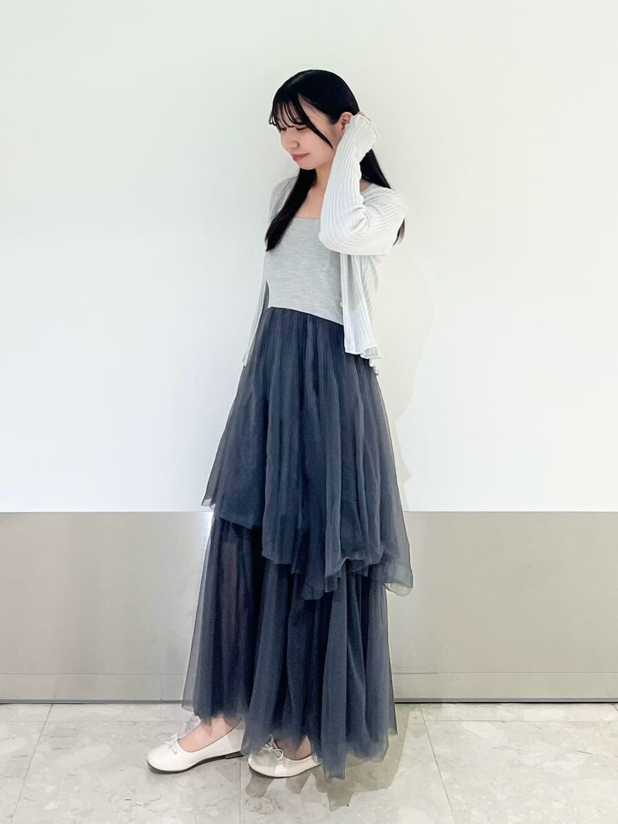 ブルー系のルームウェア/パジャマ、グレー系のルームウェア/パジャマを着用したレディースの夏コーディネートの3枚目の写真