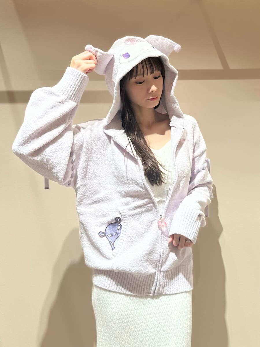 ベージュ系のトートバッグ、ホワイト系のルームウェア/パジャマ、ピンク系のバレッタ/ヘアクリップを着用したレディースの夏コーディネートの2枚目の写真
