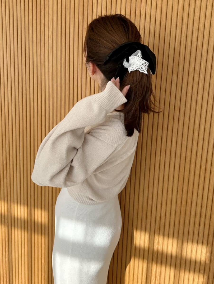 ブラック系のシュシュ、ホワイト系のルームウェア/パジャマを着用したレディースの冬コーディネートの2枚目の写真