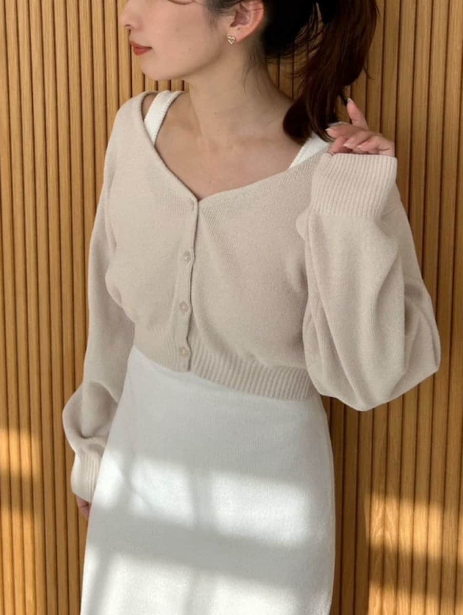 ブラック系のシュシュ、ホワイト系のルームウェア/パジャマを着用したレディースの冬コーディネートの3枚目の写真