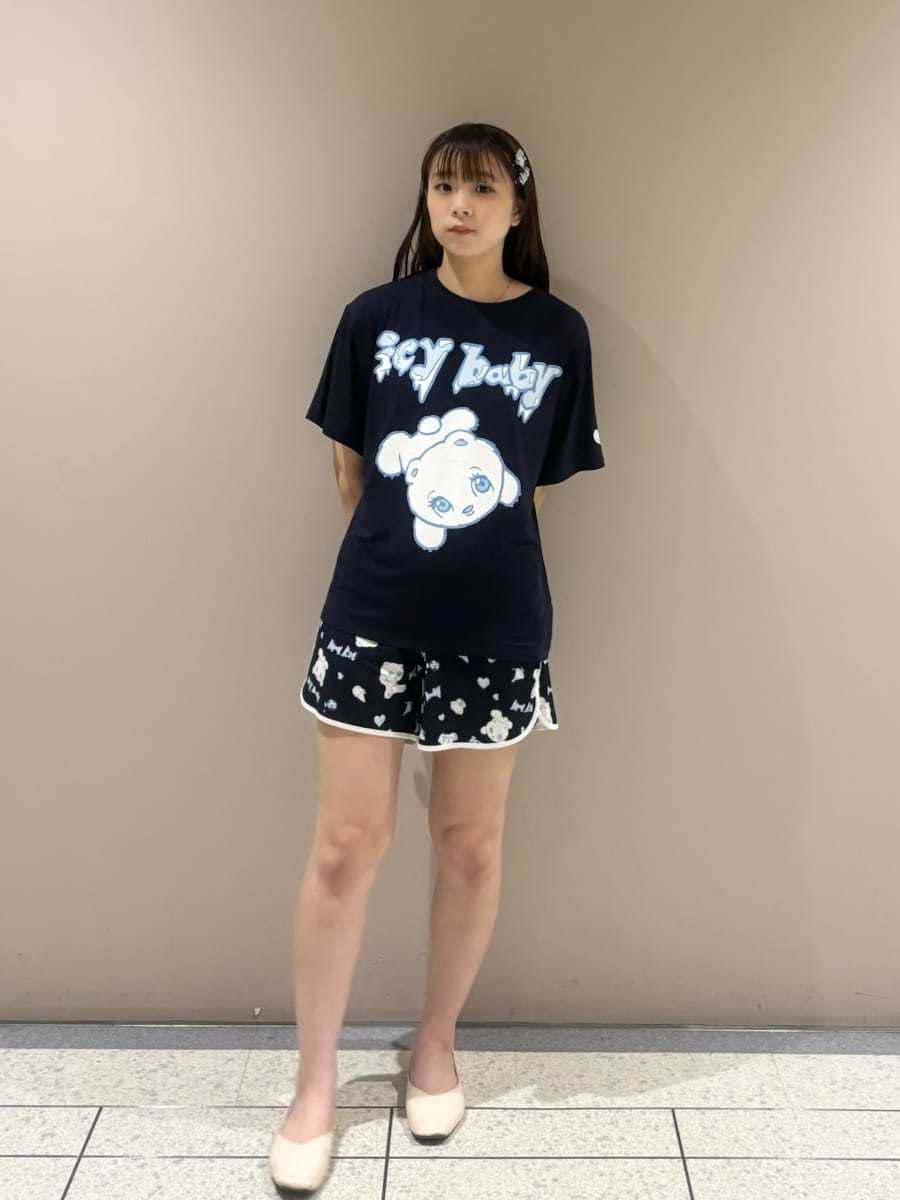 ブルー系のルームウェア/パジャマ、その他のヘアピンを着用したレディースの夏コーディネートの4枚目の写真