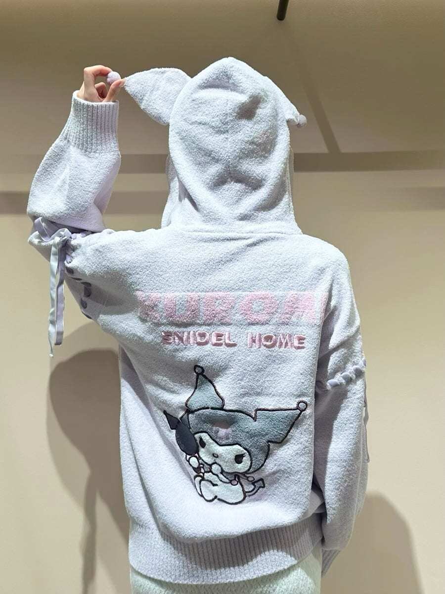 ベージュ系のトートバッグ、ホワイト系のルームウェア/パジャマ、ピンク系のバレッタ/ヘアクリップを着用したレディースの夏コーディネートの6枚目の写真