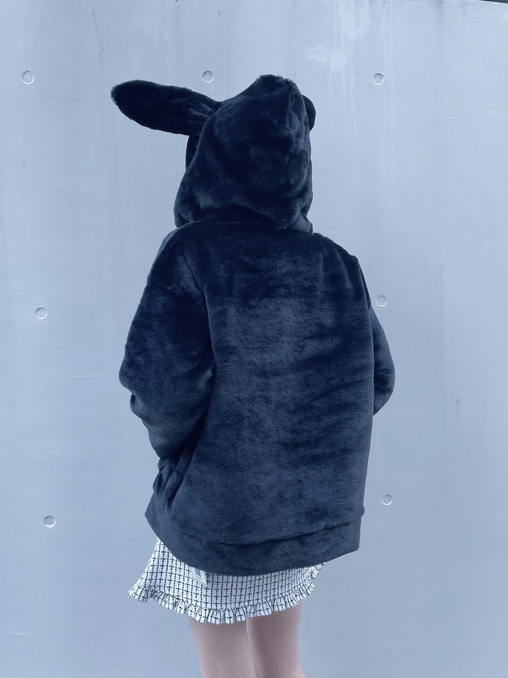 ブラック系のその他アウター、ホワイト系のスカートを着用したレディースの冬コーディネートの2枚目の写真