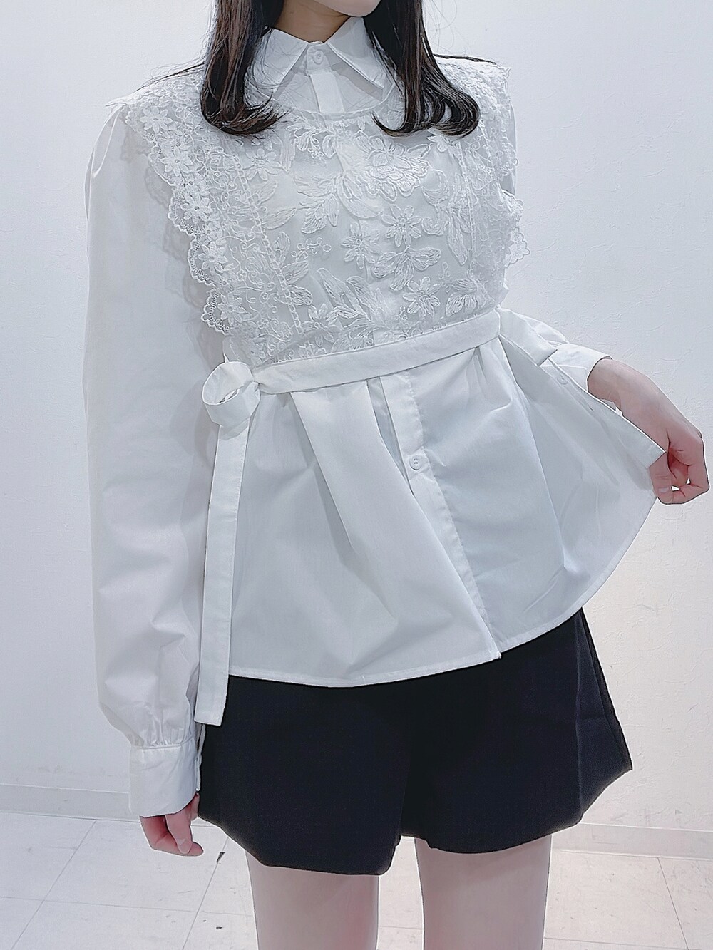 ホワイト系のシャツ/ブラウス、ブラック系のその他パンツ、ブラック系のブーツを着用したレディースの冬コーディネートの2枚目の写真