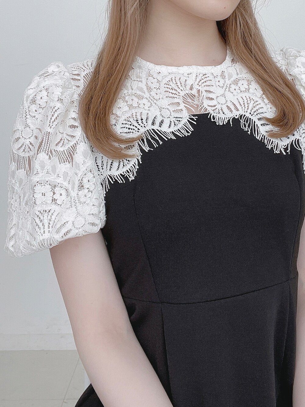 ブラック系のワンピース、シルバー系のパンプスを着用したレディースの夏コーディネートの2枚目の写真