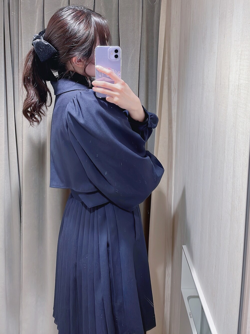 「titty&Co.、ティティーアンドコー、きれいめカジュアル、お洒落さんとつながりたい、春アウター、ootd、黒、大人コーデ、レイヤードスタイル、大人女子、トレンチコート、ネイビー、プリーツ、モノトーン、タートルネック」｜「TITTY&CO.のバックプリーツトレンチコート（トレンチコート、ブルー系）」を使った、momo☁️さん（レディース・168cm）の冬コーディネートの2枚目の写真