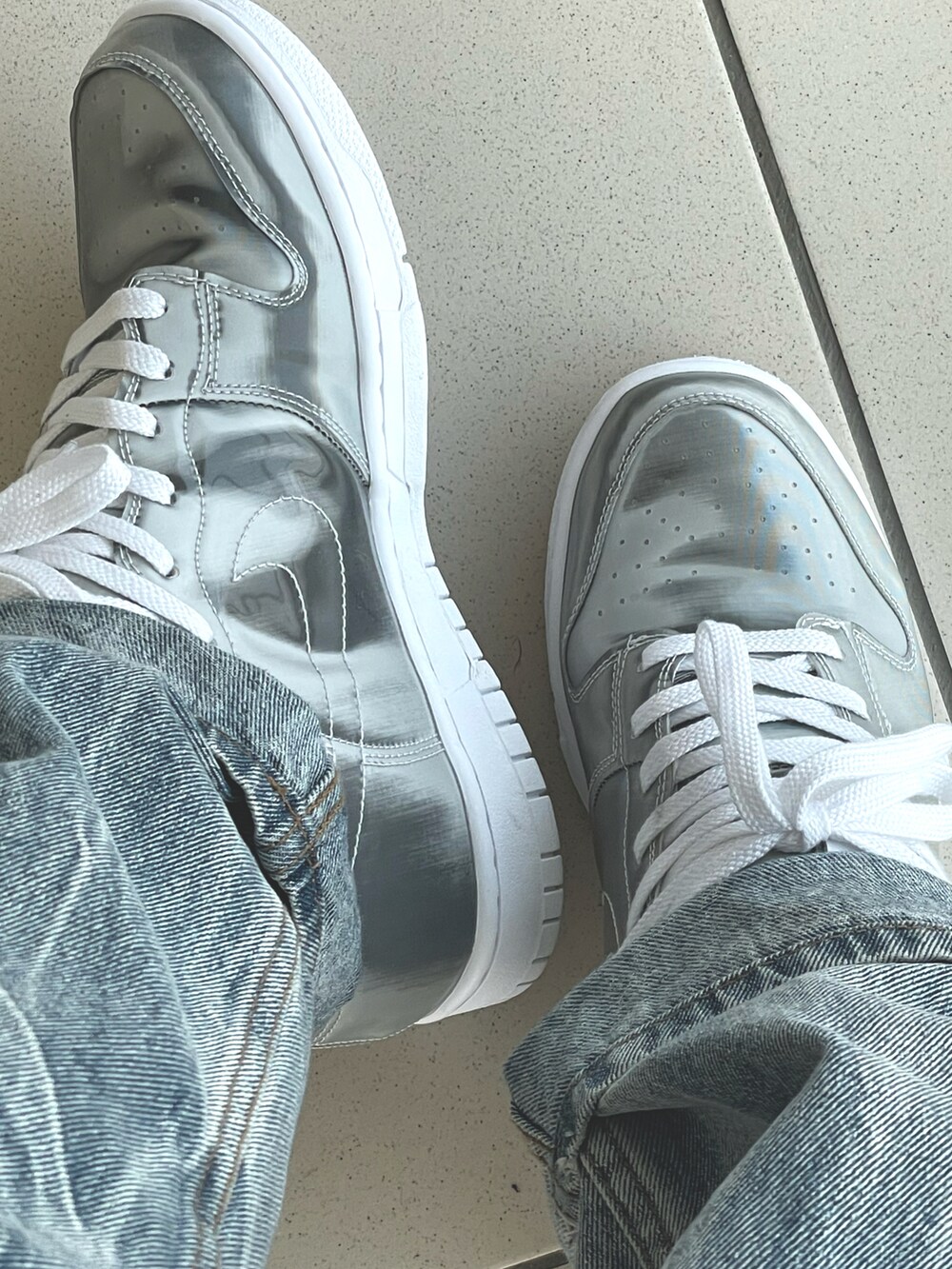 ブルー系のデニムパンツ、ブルー系のシャツ/ブラウス、シルバー系のスニーカーを着用したメンズの春コーディネートの3枚目の写真