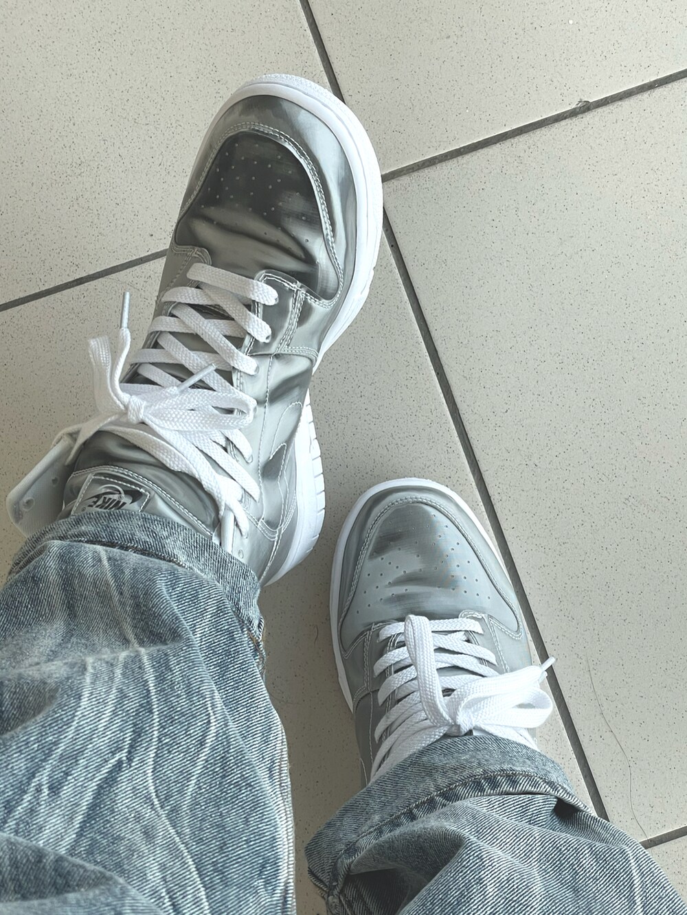 ブルー系のデニムパンツ、ブルー系のシャツ/ブラウス、シルバー系のスニーカーを着用したメンズの春コーディネートの2枚目の写真