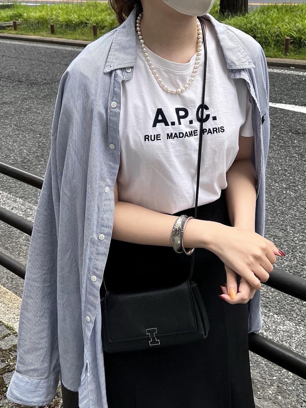 ホワイト系のTシャツ/カットソー、ブラック系のスカート、ブラック系のサンダルを着用したレディースの夏コーディネートの2枚目の写真